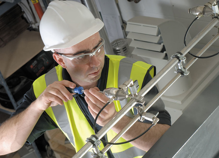 Spray humidifier servicing Spray humidifier servicing